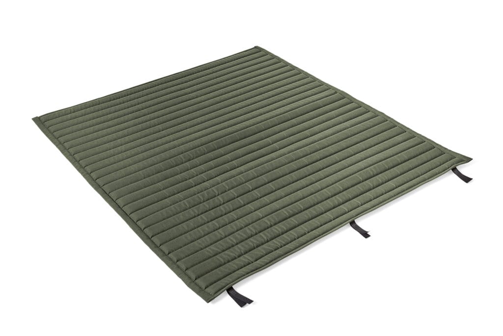 Un coussin matelassé avec deux sangles dessus.