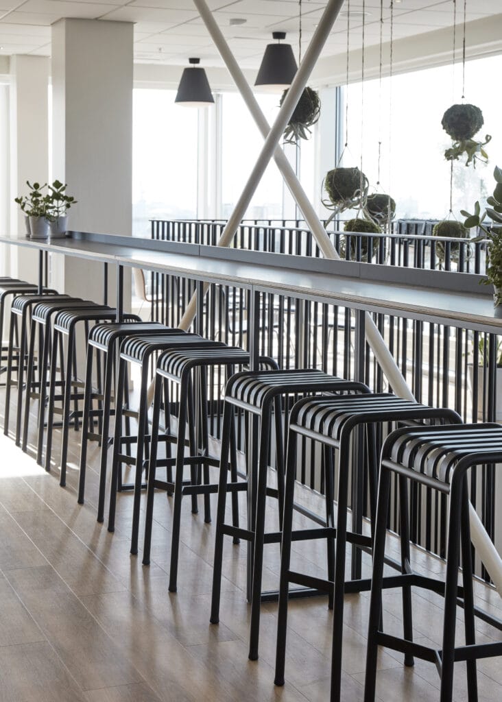 Une rangée de tabourets de bar Tabouret haut Palissade dans un bureau.