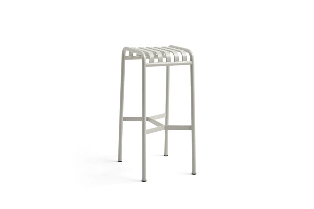 Un tabouret blanc avec une structure en métal sur fond blanc.
