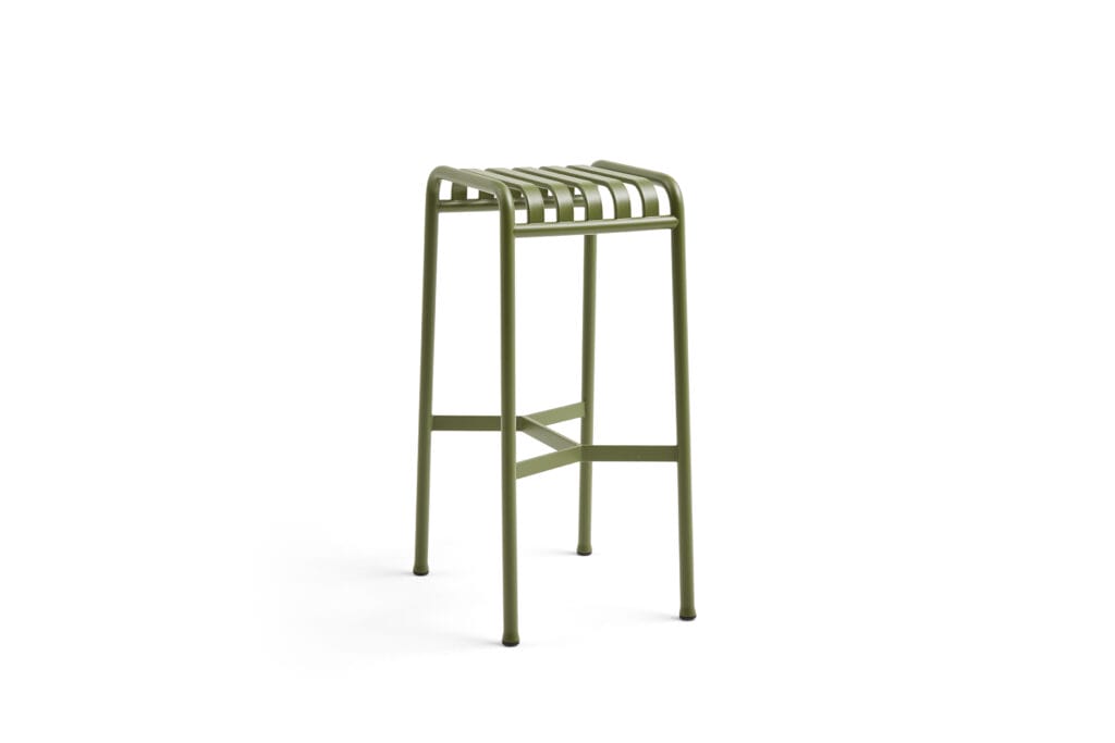Un tabouret Palissade vert sur fond blanc.
