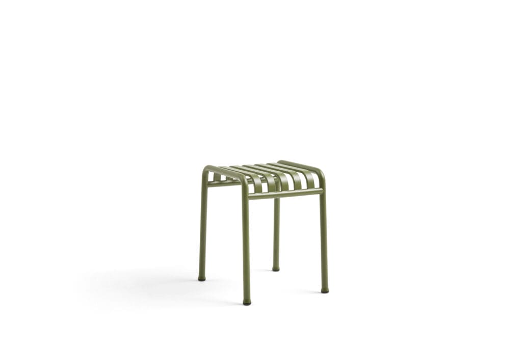 Un tabouret vert olive sur fond blanc.