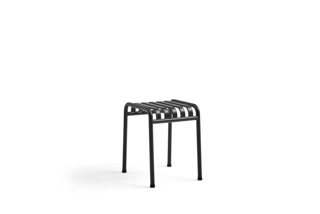 Un tabouret anthracite sur fond blanc.