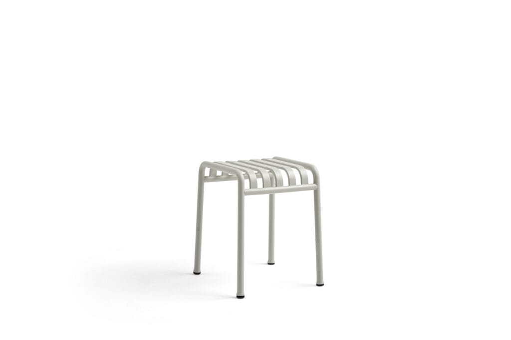 Un petit tabouret blanc sur fond blanc.