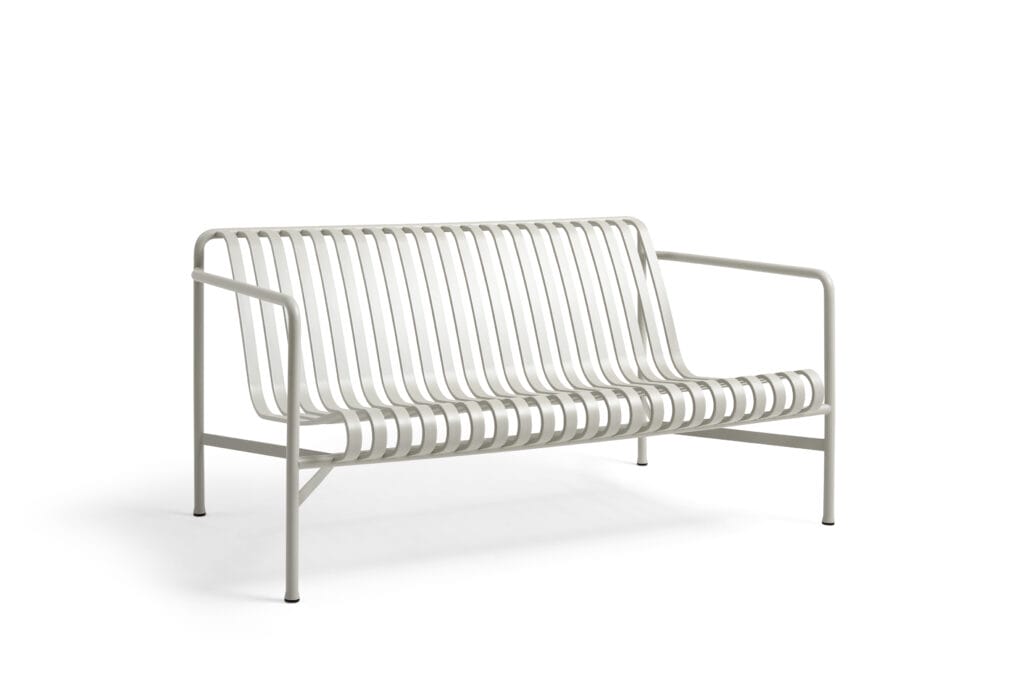 Un banc blanc avec une structure en métal sur fond blanc.