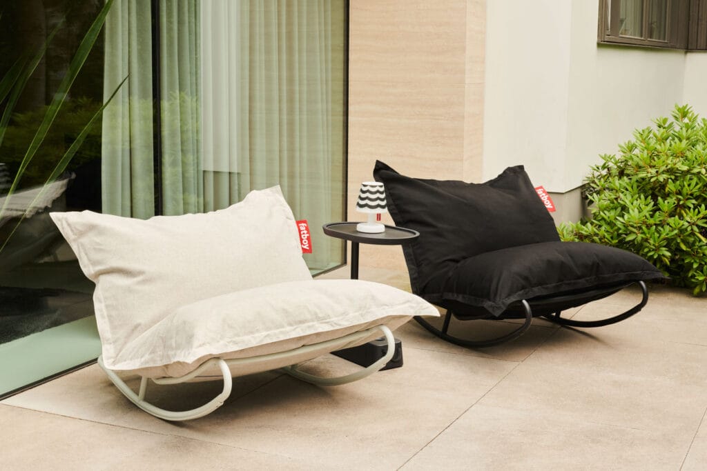 Deux Chaises à bascule Rock'n Roll sur un patio.