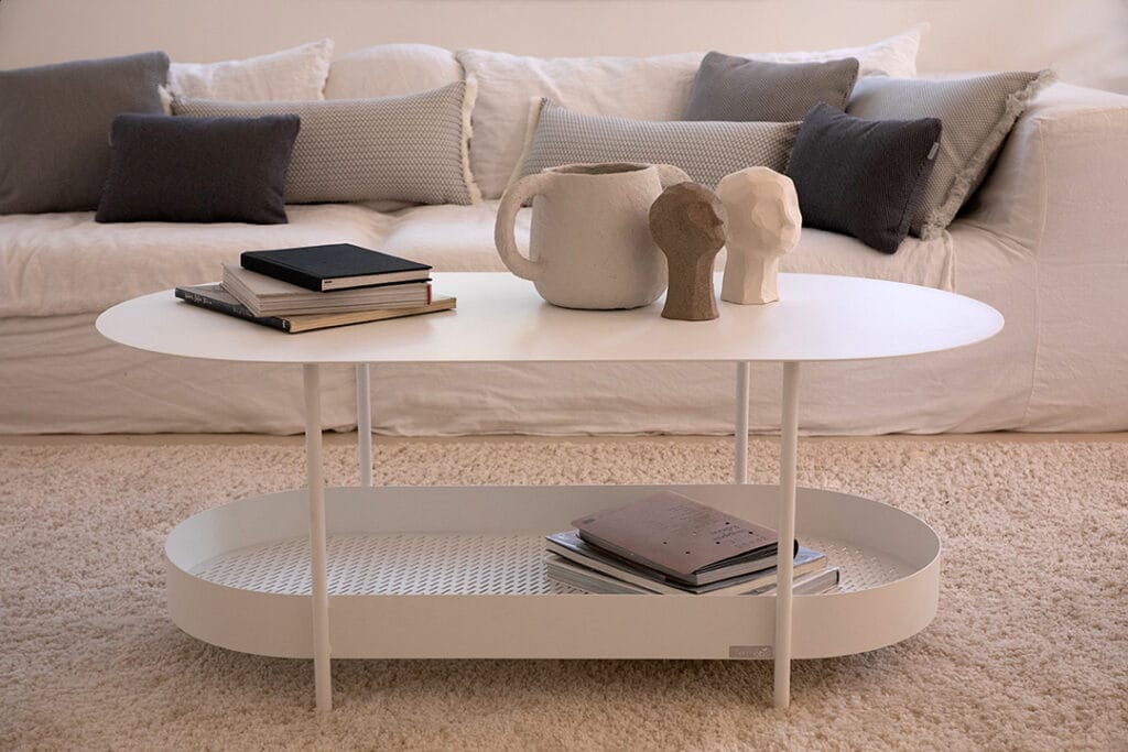 Une Table basse Salsa blanche dans un salon.