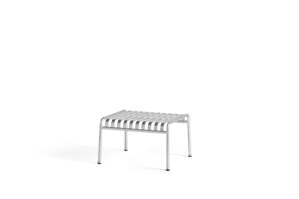 Un petit tabouret anthracite sur fond blanc.
