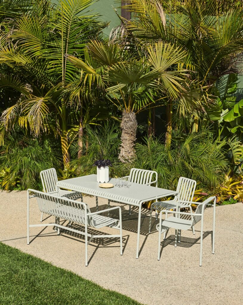 Une Table Palissade, 170 x 90 cm. et des chaises dans un jardin.