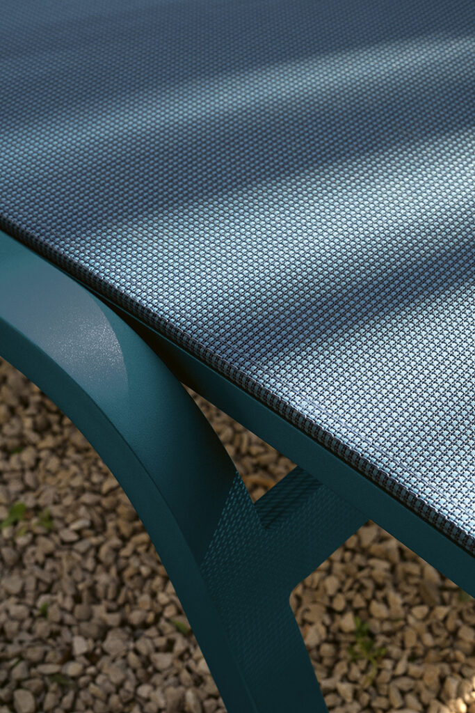 Gros plan d’une table Bain de soleil XS Alizé bleue.