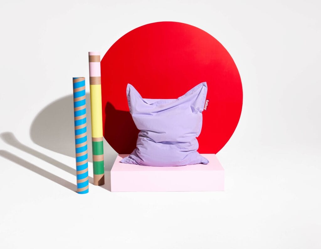 Un oreiller Fatboy Original Stonewashed repose sur un cercle rouge Fatboy Original Stonewashed.