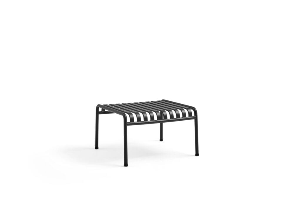 Un tabouret Palissade noir sur fond blanc.