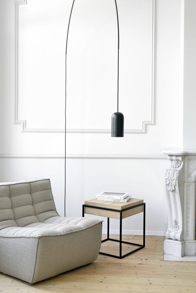 Un séjour avec un canapé et une Table d'appoint Monolit en chêne.