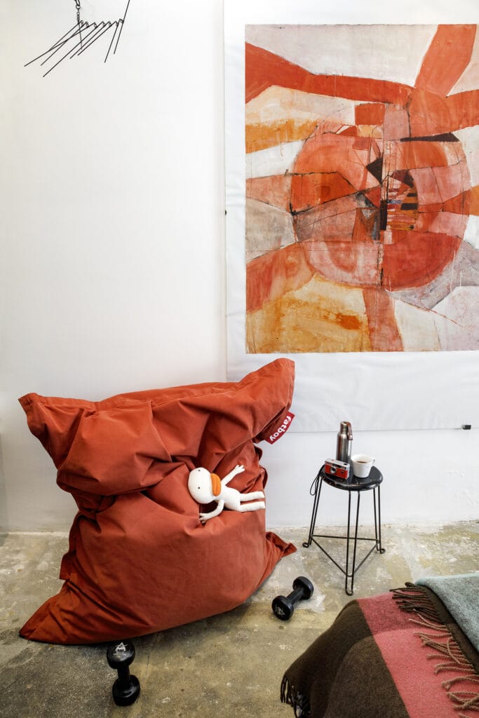 Un fauteuil poire rouge Fatboy Stonewashed original dans une pièce.