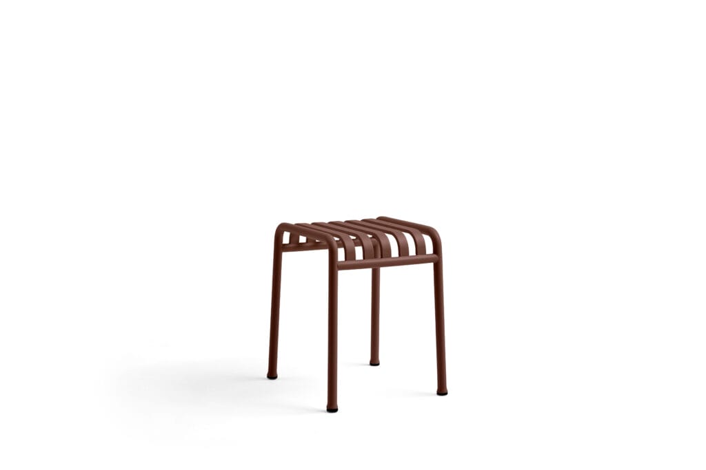 Une petite Table Palissade marron, tabouret de 170 x 90 cm sur fond blanc.