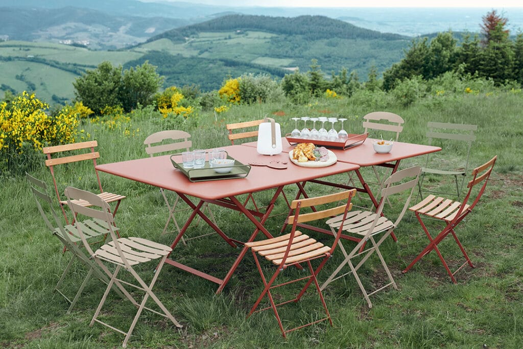 Une chaise Chaise La Môme sur un terrain herbeux.