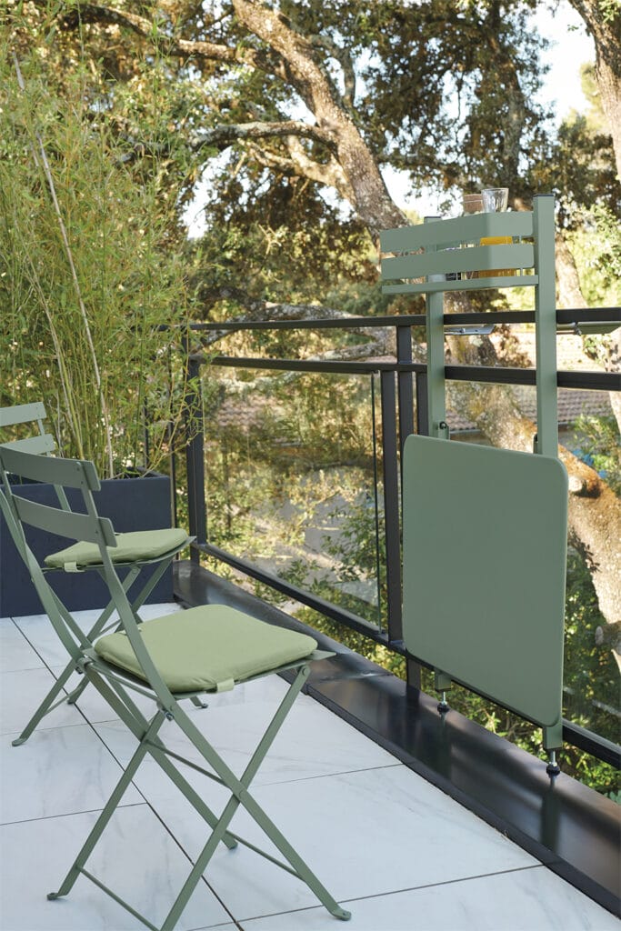 Une Table pliante Bistro pour balcon avec une table pliante.