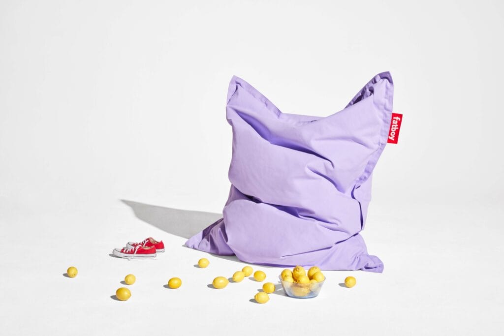 Un pouf Fatboy Original Stonewashed violet délavé posé sur une surface blanche.