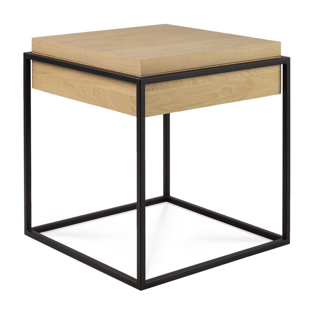 Une Table d'appoint Monolit en chêne avec un cadre en métal noir.