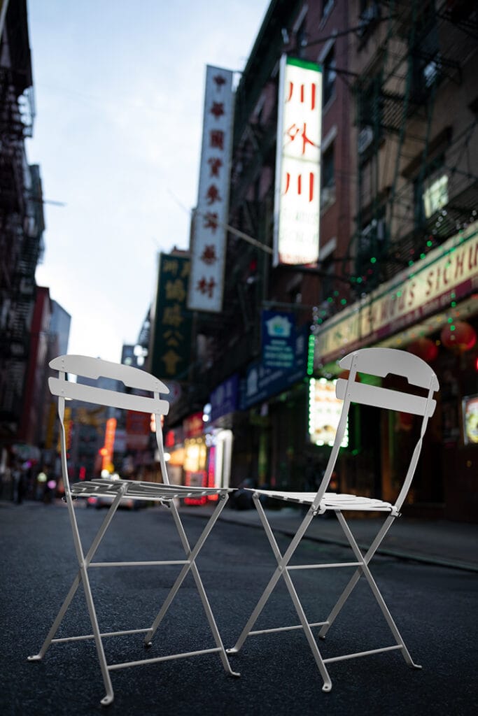 Deux chaises pliantes Chaise La Môme dans une rue de la ville.