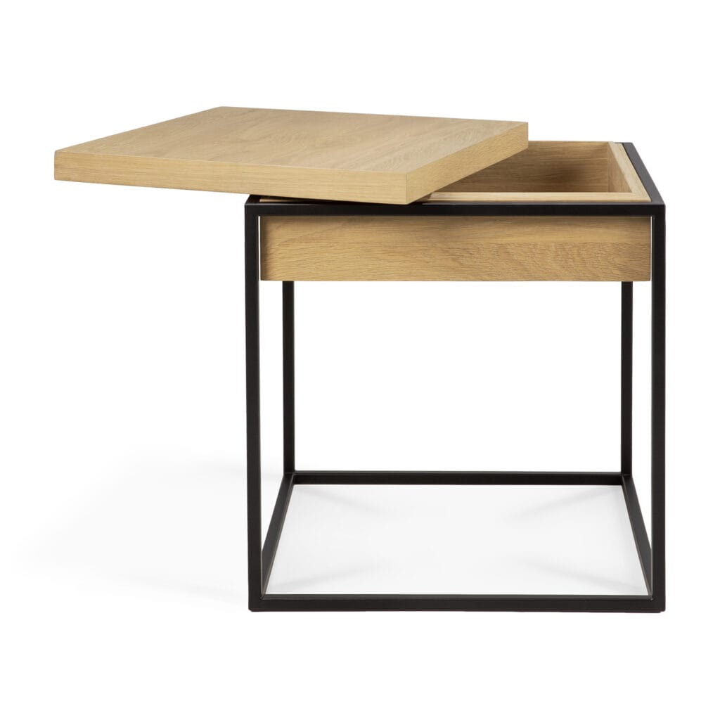Une table d'appoint Monolit en chêne est utilisée pour fabriquer cette table d'appoint avec un cadre en métal noir.