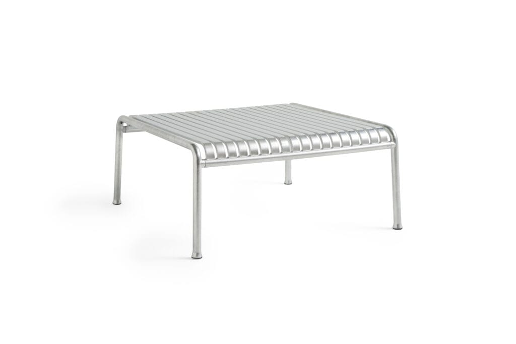 Une petite Table Palissade avec un plateau à lattes sur fond blanc.