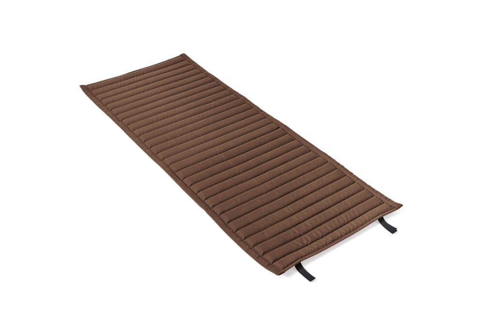 Une Table Palissade marron, matelas de couchage 170 x 90 cm sur fond blanc.