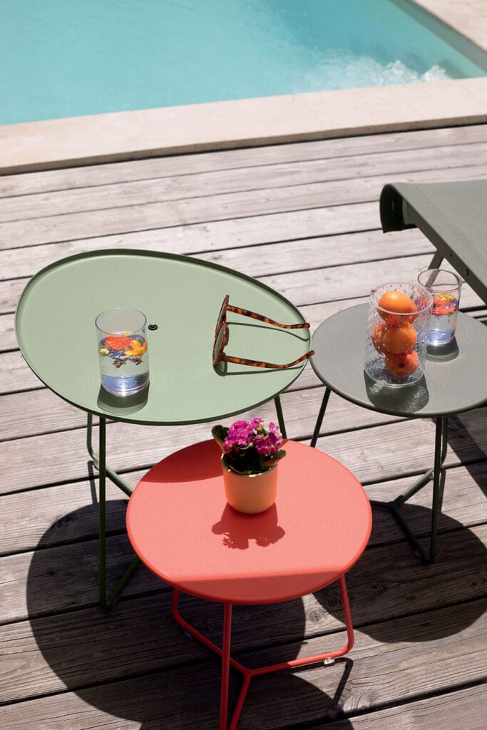 Un ensemble de tables Table basse Cocotte sur une terrasse en bois.