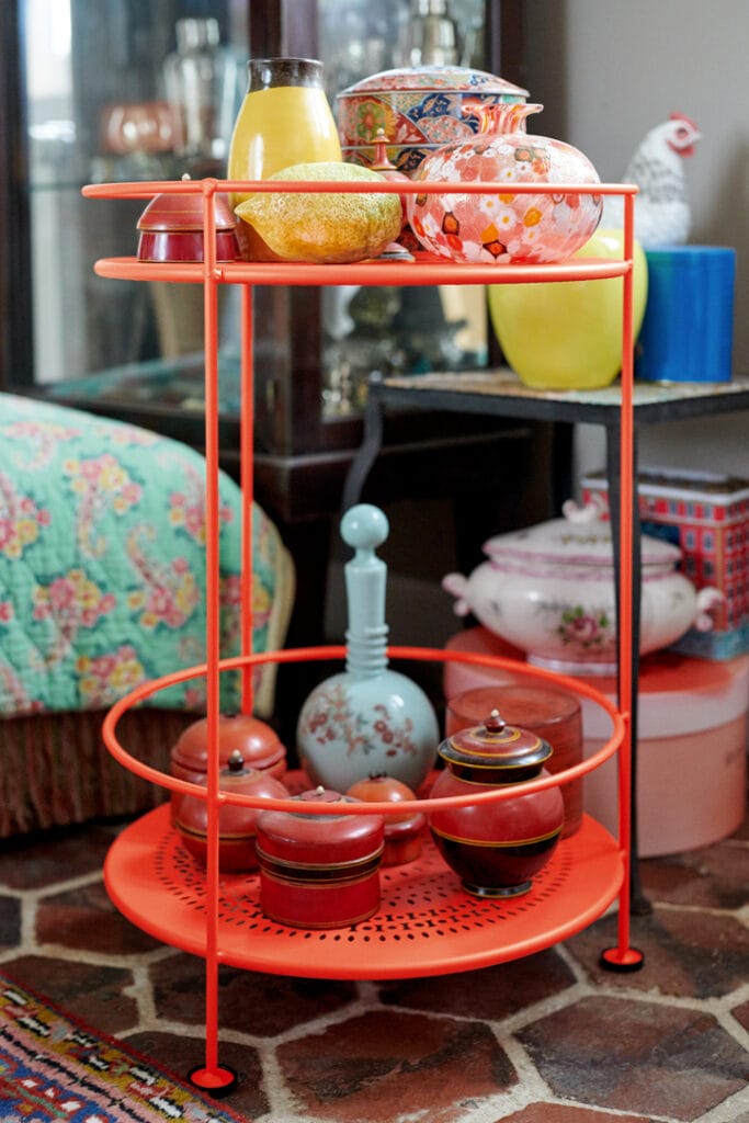 Une étagère d'inspiration Guéridon Guingette ornée de nombreux plats.