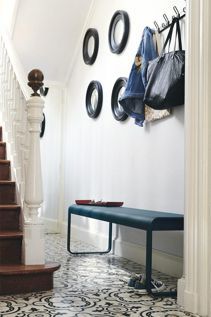 Sol carrelé noir et blanc conçu sur le thème du Banc Bellevie.