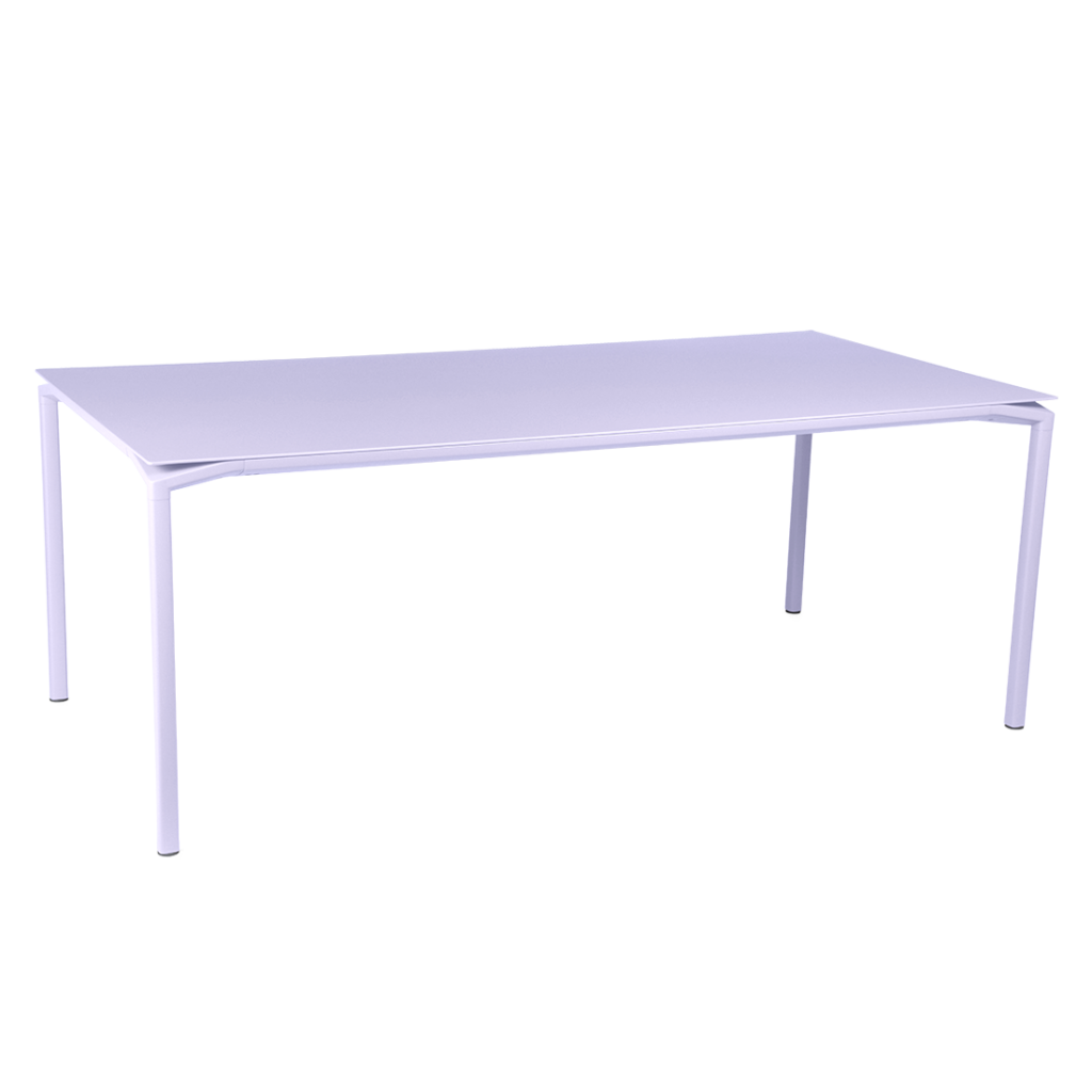 Une Table Calvi 195 x 95 cm avec un plateau violet et un piètement blanc.