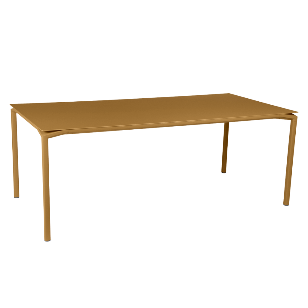 Une Table Calvi rectangulaire 195 x 95 cm avec un cadre doré.