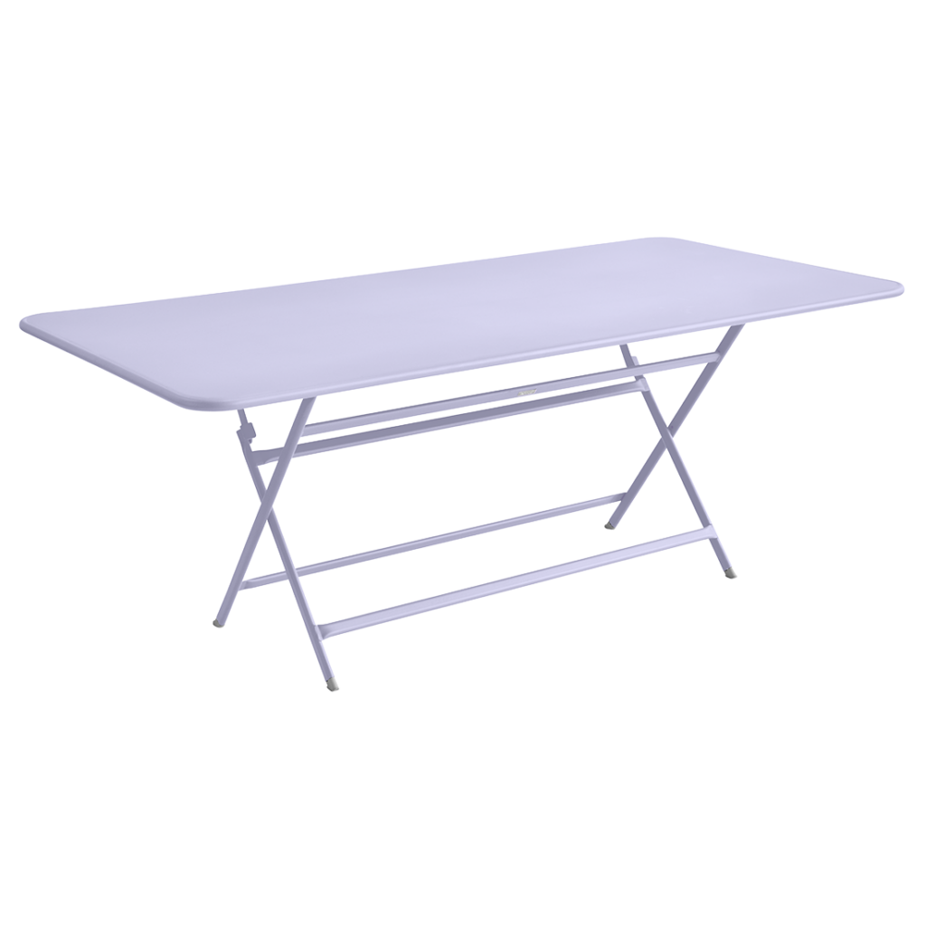 Une table pliante rectangulaire Caractère blanche sur un fond blanc.