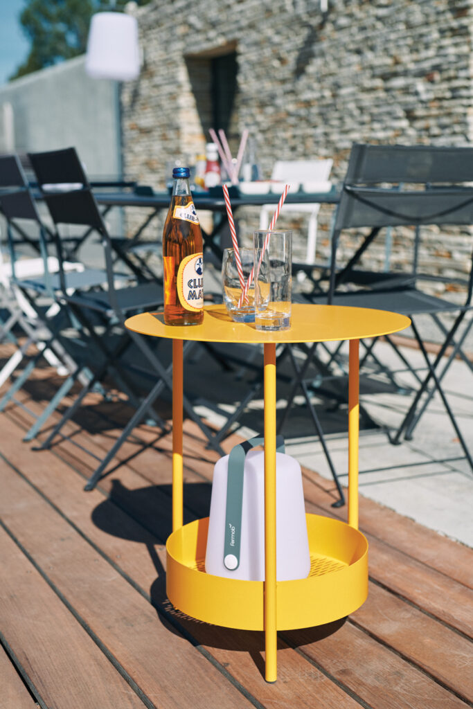 Une Salsa Gueridon jaune avec un verre dessus.
