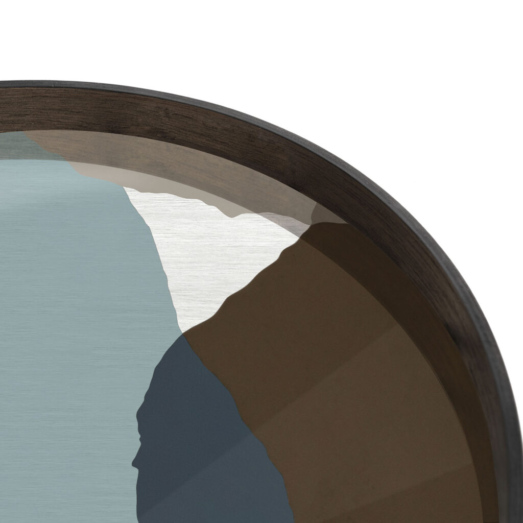 Gros plan du Plateau rond Graphite Wabi Sabi XL, mettant en valeur sa forme circulaire et ses motifs abstraits superposés dans des tons de bleu, blanc, marron et gris foncé, incarnant les imperfections sereines inspirées du Wabi Sabi. Le bord extérieur lisse rappelle le graphite poli.