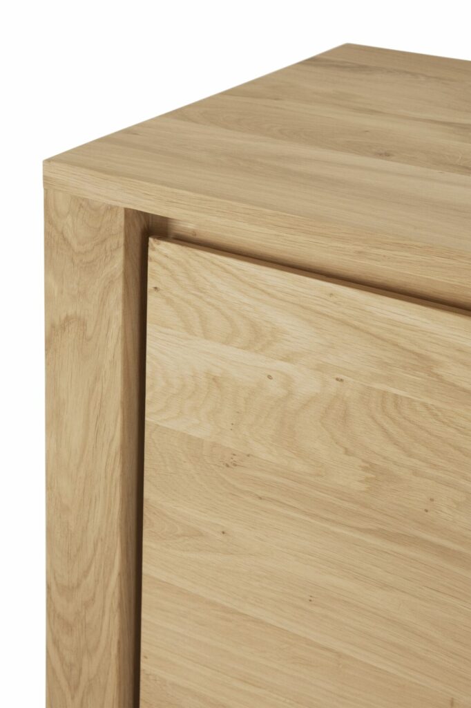 Une image en gros plan d'une commode en bois réalisée à partir de Dressoir Shadow en chêne 4 portes avec portes et un style Dressoir Shadow.