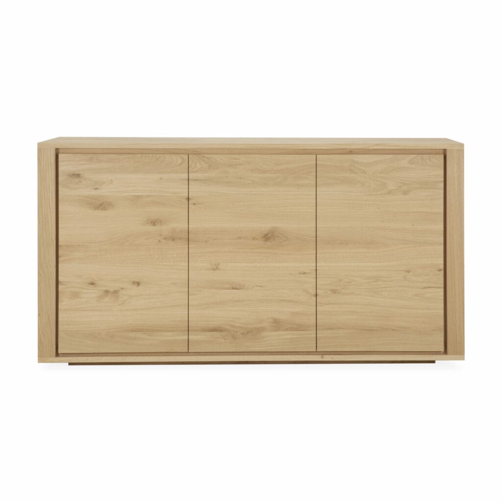 Un Dressoir Shadow en chêne 3 portes sur fond blanc.