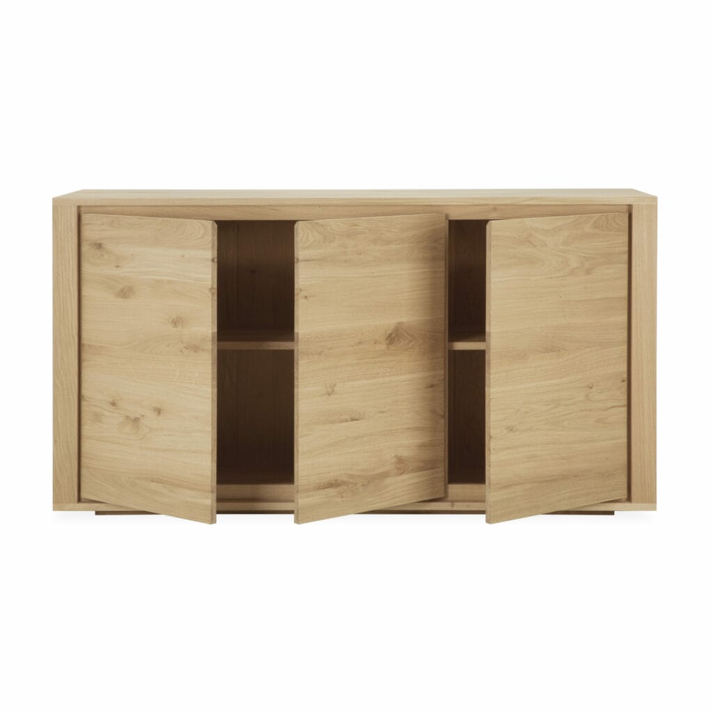 Un Dressoir Shadow en chêne 3 portes avec deux portes et deux tiroirs.