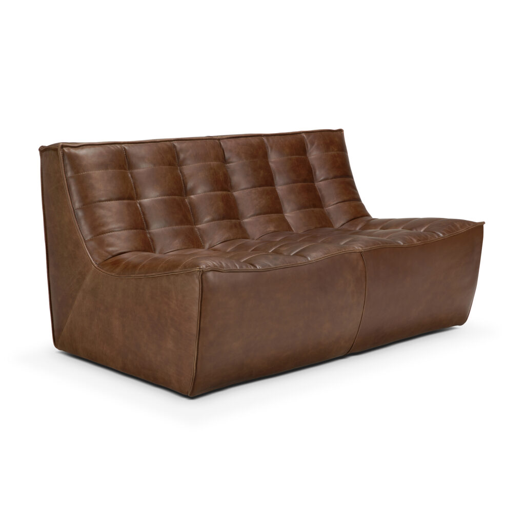 Le Canapé N701 2 places est une causeuse en cuir marron avec un dossier et une assise touffetés, au design moderne et épuré et au profil bas, sur fond blanc.