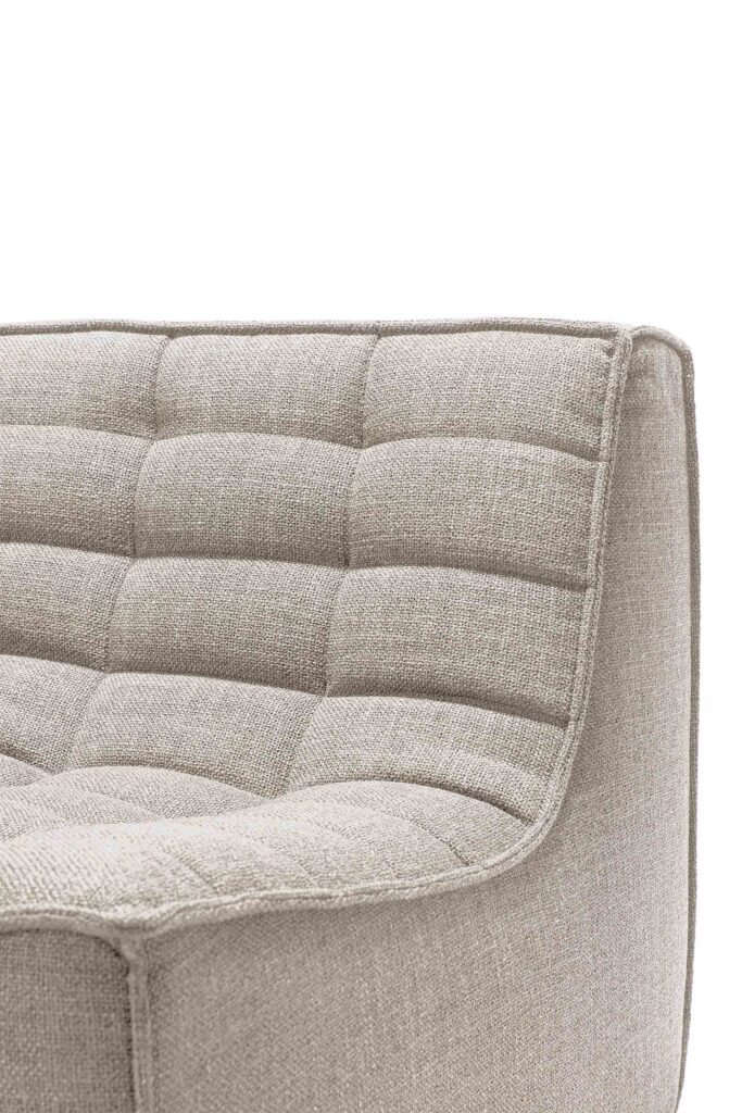 Gros plan sur une chaise moderne beige rembourrée avec un dossier matelassé à motif quadrillé, sur fond blanc. Son design élégant complète le Canapé N701, 2 places, pour une esthétique contemporaine cohérente.