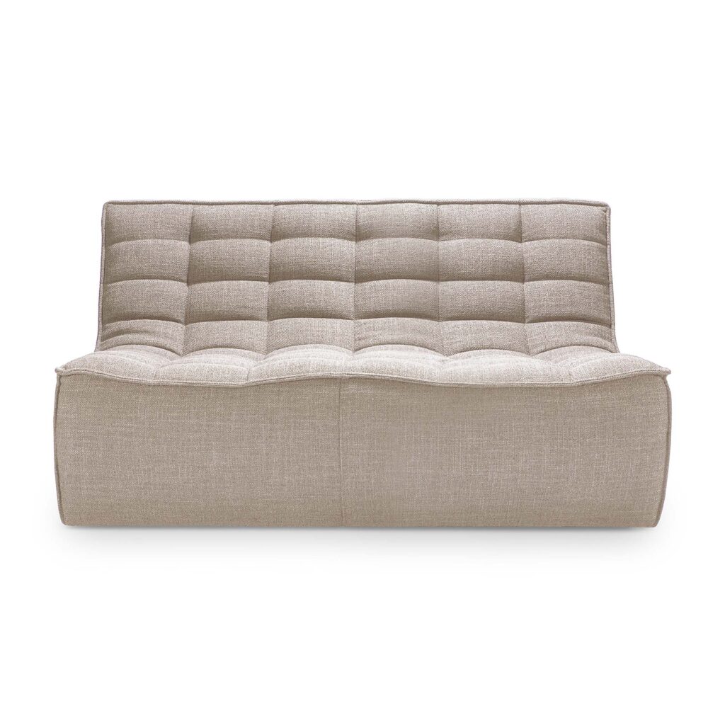 Le Canapé N701, 2 places, se caractérise par un tissu touffeté beige moderne, un dossier bas et l'absence d'accoudoirs. Il est présenté de face sur fond blanc.
