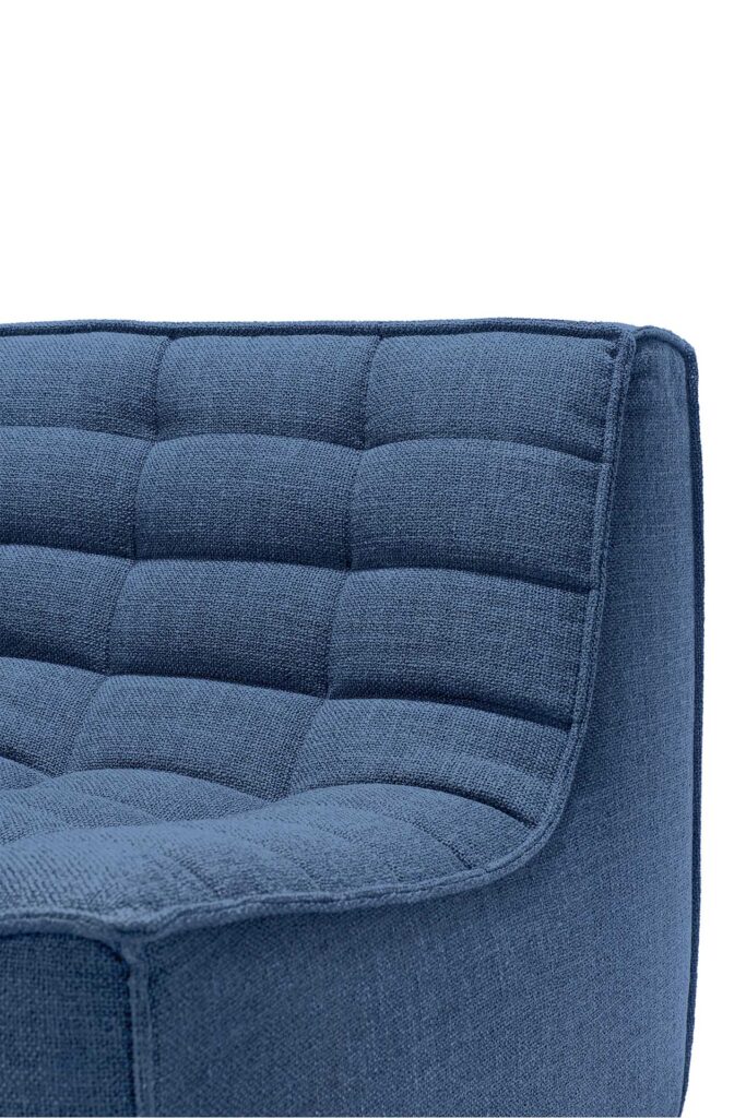 Gros plan sur le Blue Canapé N701, un fauteuil 2 places rembourré avec un tissu texturé et un motif tufté carré sur le dossier et l'assise.