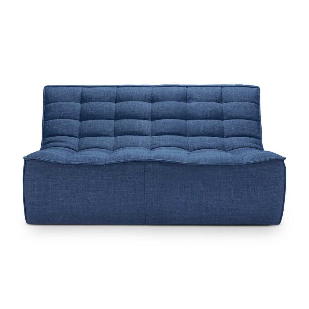 Canapé moderne N701 en tissu bleu avec dossier et assise touffetés, parfait pour 2 places, vu de face sur un fond blanc uni.