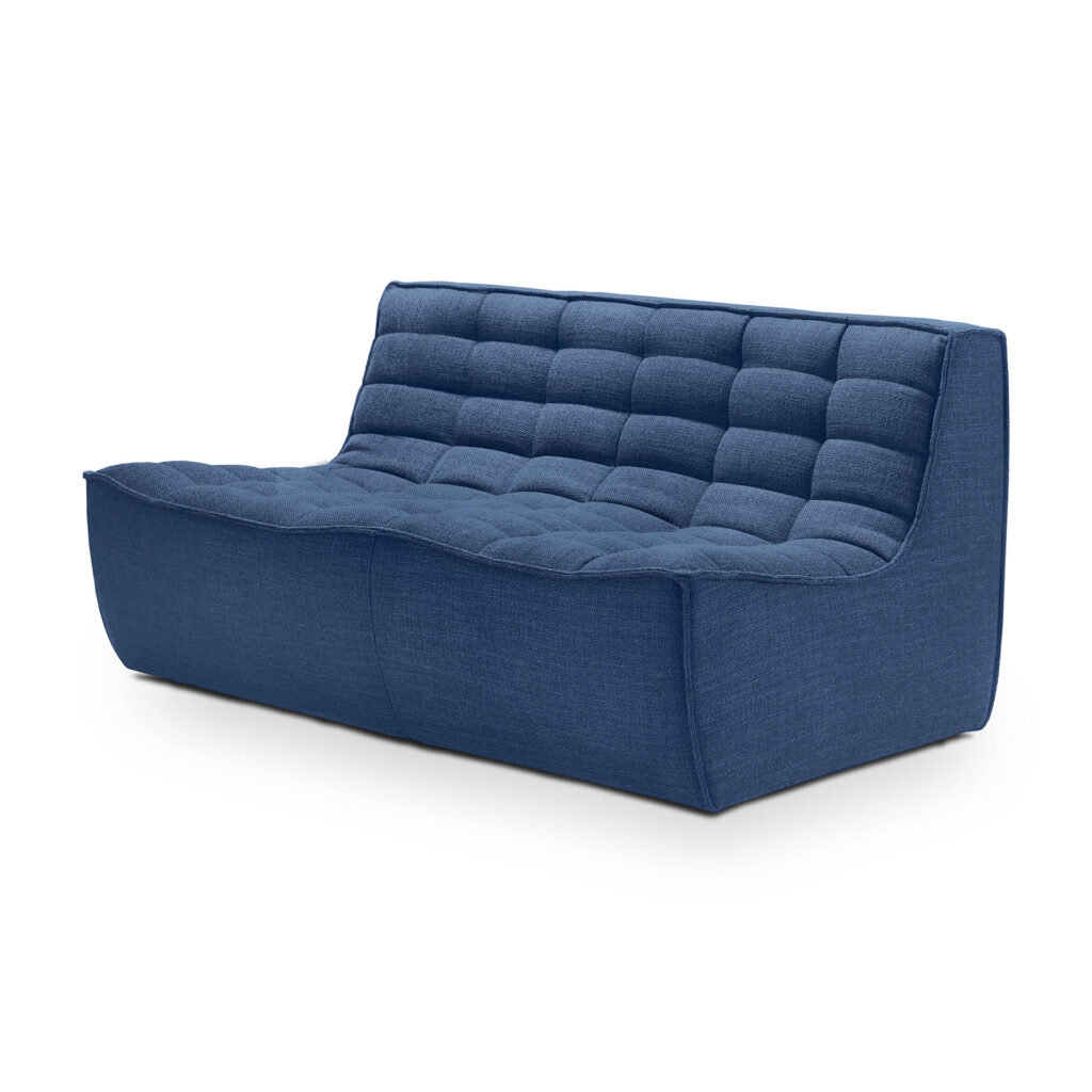 Canapé N701 2 places, moderne et sans accoudoirs, en tissu bleu avec dossier et assise touffus, au profil bas et au design minimaliste.