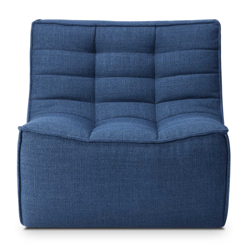 Le Canapé N701 est une chaise longue moderne sans accoudoirs, recouverte de tissu bleu avec une assise et un dossier rembourrés et touffus, parfaitement conçus pour 1 place.