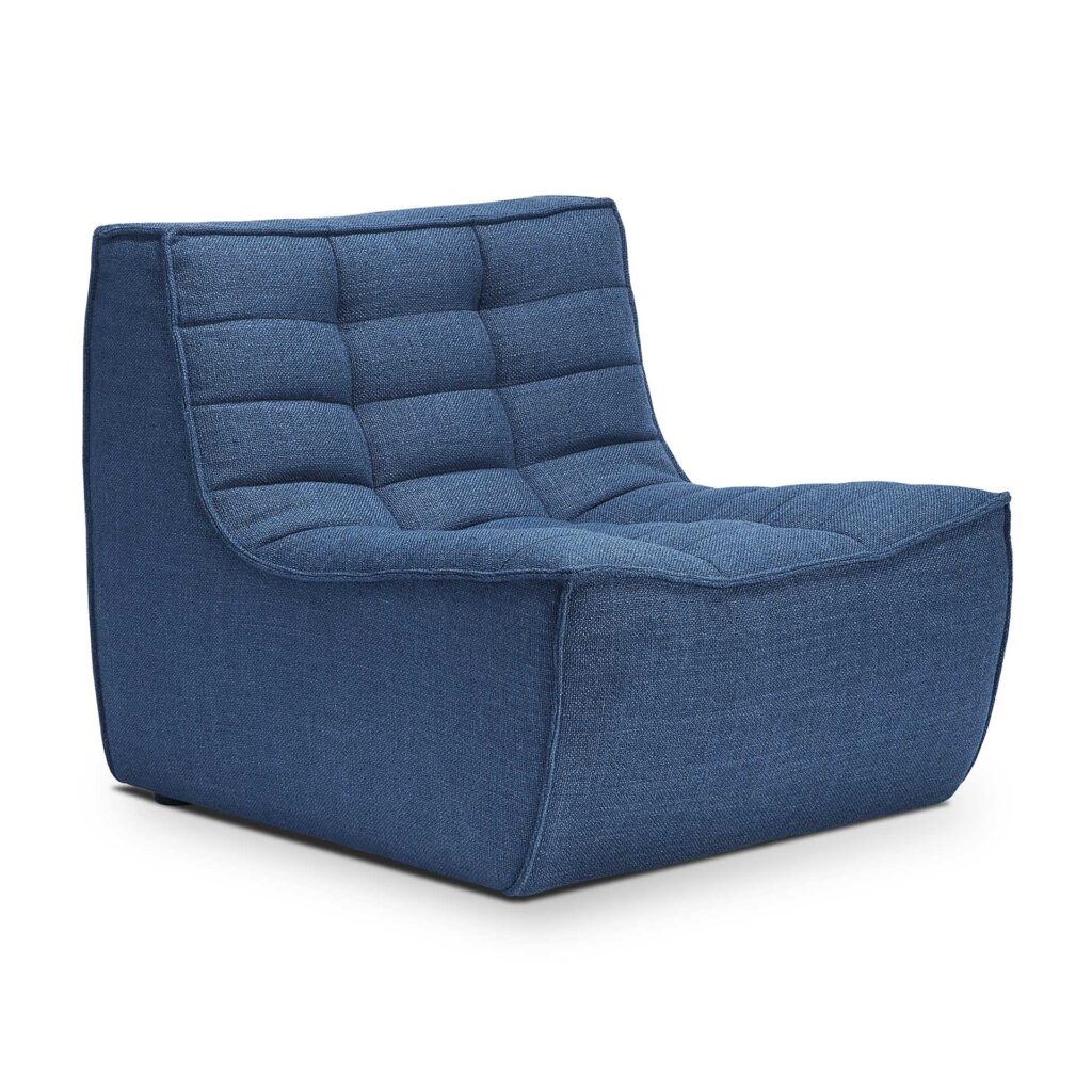 Chaise longue moderne sans accoudoir inspirée du Canapé N701, 1 place, recouverte de tissu bleu avec des coussins touffus et un profil bas et caissonné.