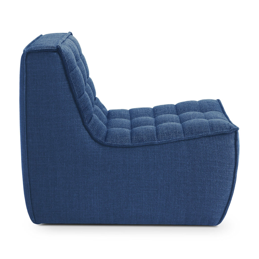Vue de côté d'une chaise longue moderne sans accoudoirs - Canapé N701 - avec un tissu bleu, une assise et un dossier touffetés, idéale pour 1 place.