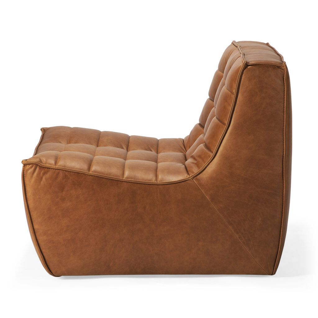 Vue de côté du Canapé N701, un fauteuil moderne sans accoudoir 1 place, rembourré en cuir aniline marron tufté, avec un profil bas et une assise et un dossier rembourrés.