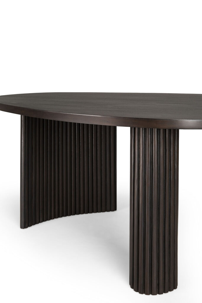 Une table basse ovale en bois foncé avec un plateau lisse et deux bases cylindriques nervurées, finies en acajou teinté brun foncé.