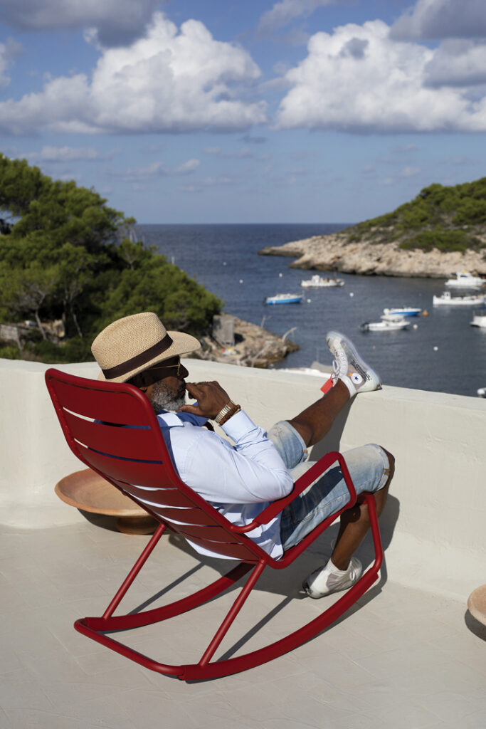 Un homme est assis dans un Rocking Chair Luxembourg au Luxembourg.