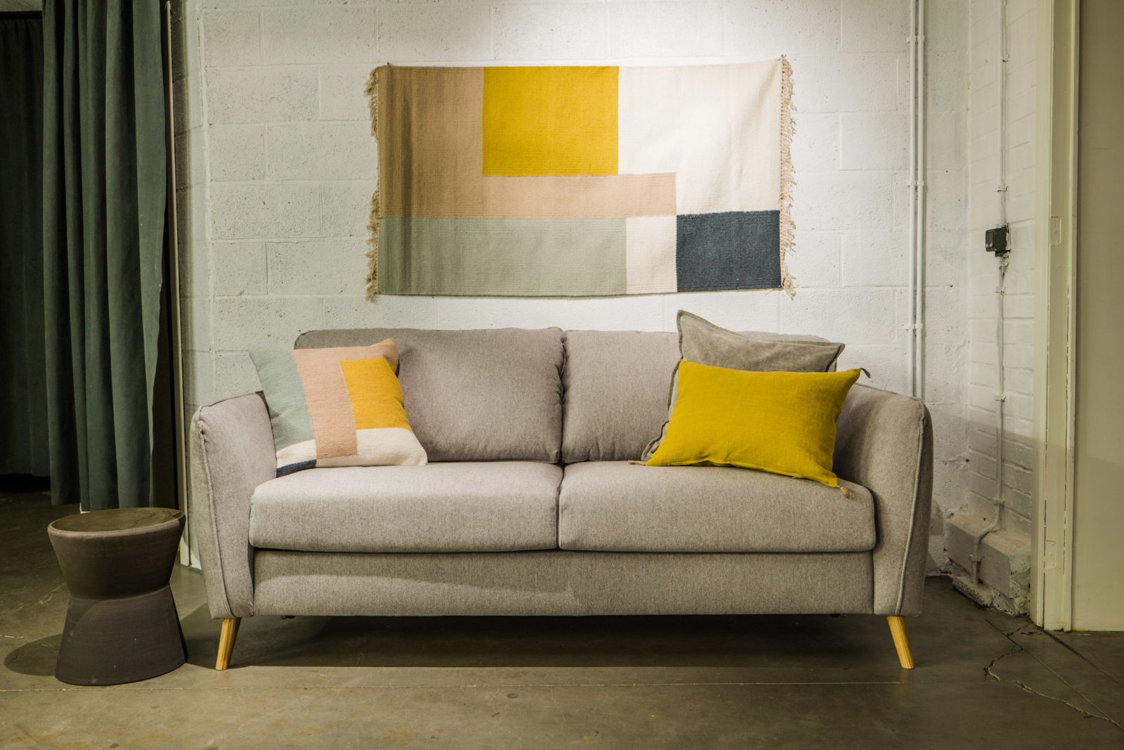 Canape convertible Lucy en tissu carlina gris-beige de la marque Sits avec coussin sur le canape